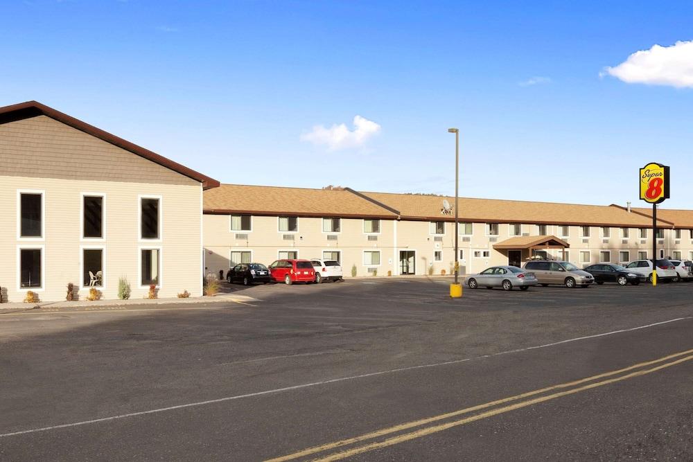 Super 8 by Wyndham Houghton — hotel in Houghton