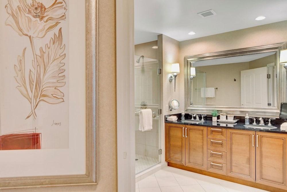Premium Suite w/balcony at The Signature photo 15