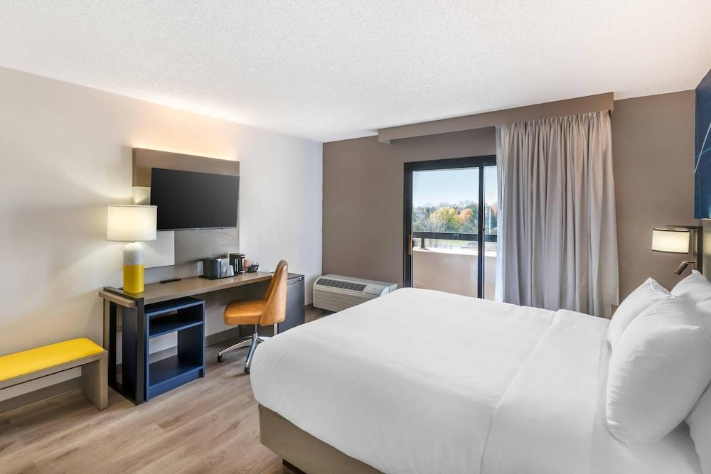Comfort Inn & Suites Arlington Heights - Buffalo Grove photo 11