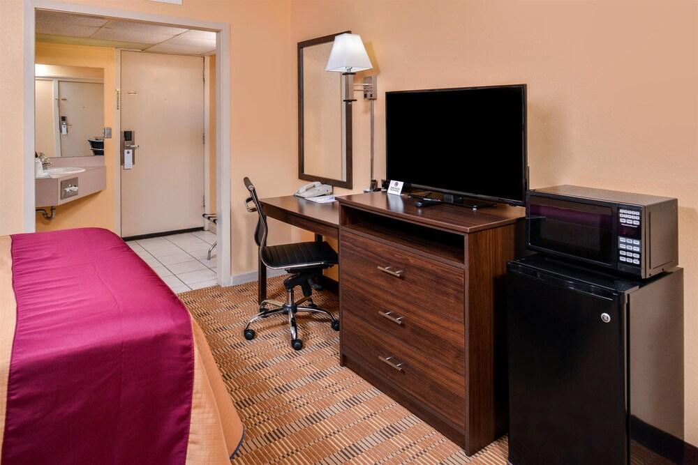 Americas Best Value Inn Ellsworth photo 7