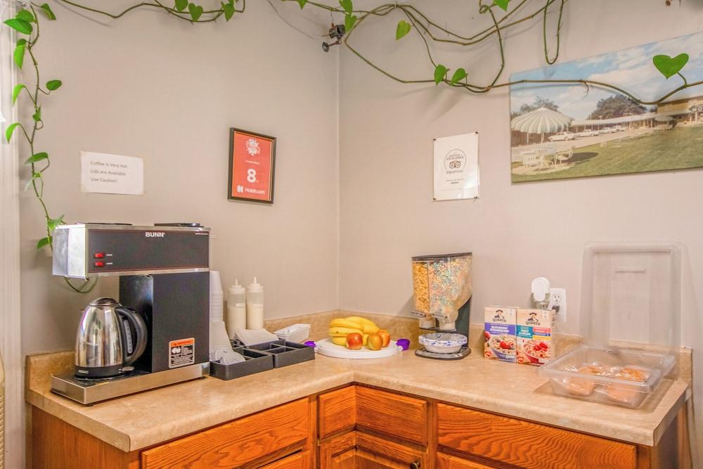 OYO Travelier Motel photo 6