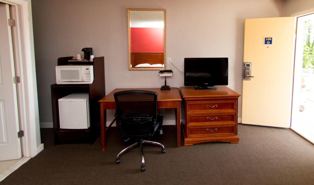 Scottish Inn and Suites photo 25