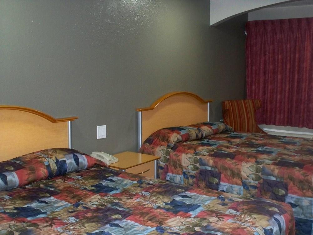 Scottish Inn & Suites photo 21