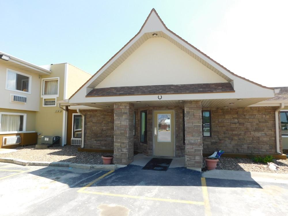 Days Inn by Wyndham West Branch Iowa City Area photo 29
