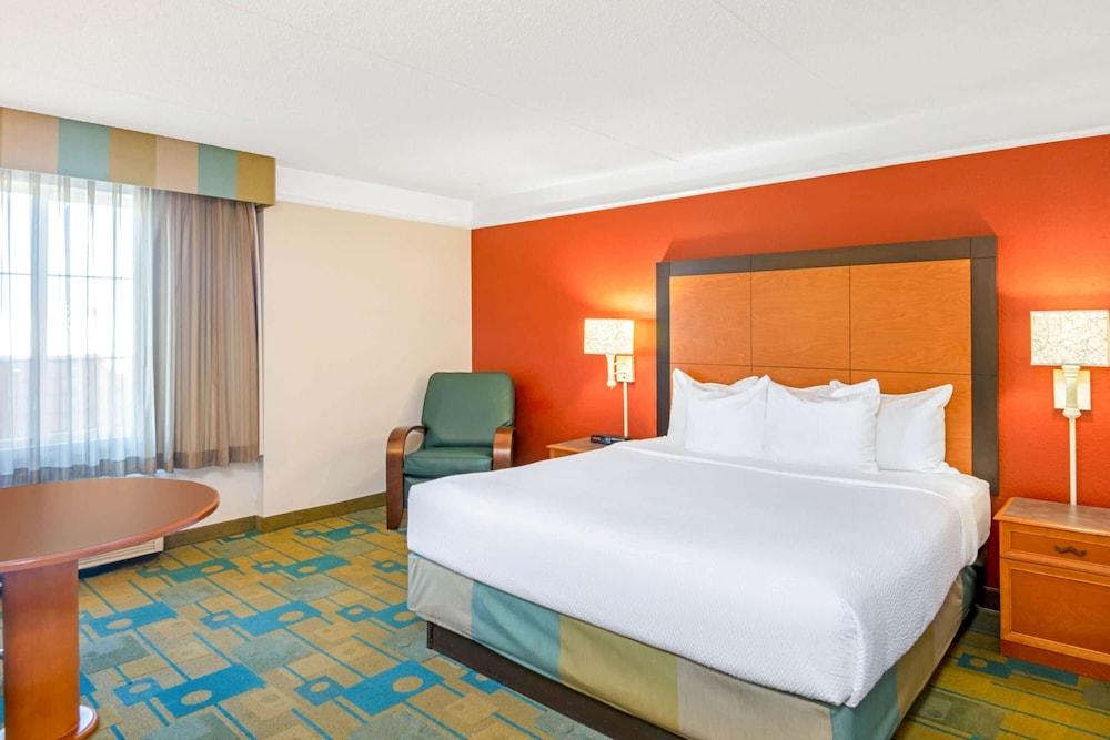 La Quinta Inn & Suites by Wyndham Sherman photo 12