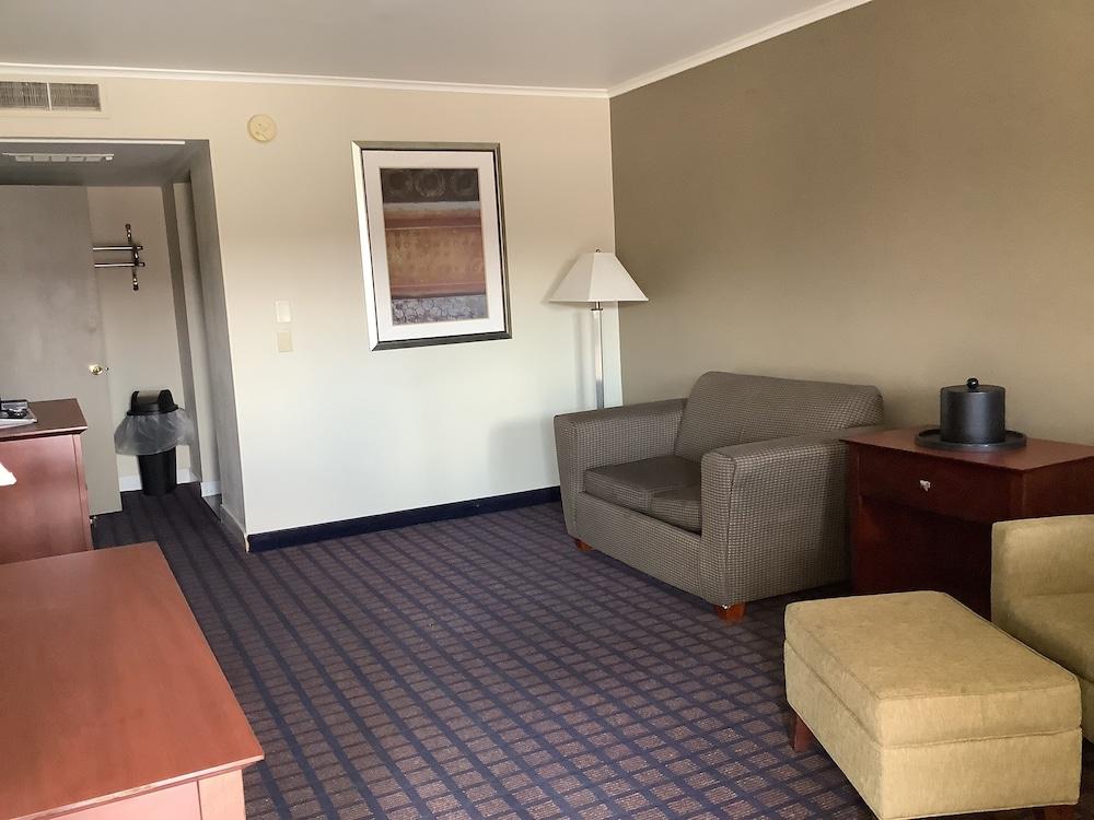 Silver Spur Vintage Inn & Suites photo 34