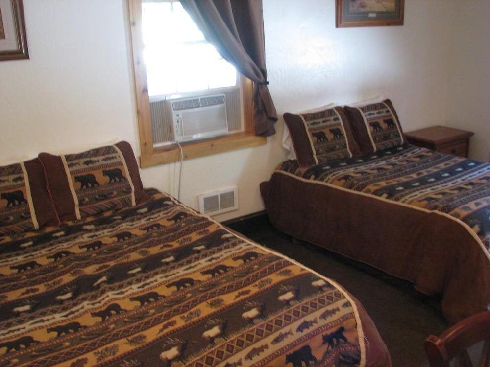 Evergreen Motel photo 10