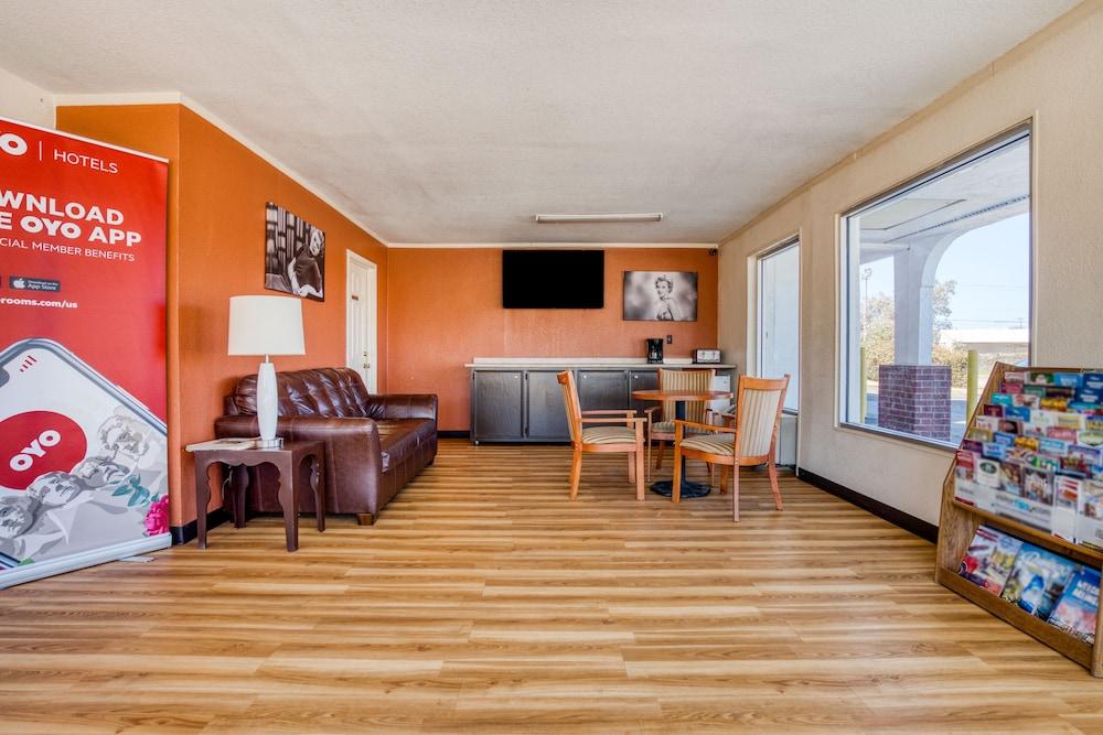 OYO Hotel Waco University Area/ I-35 photo 2