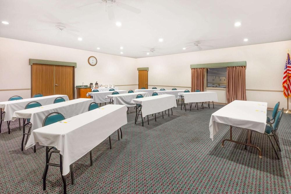 Days Inn by Wyndham Alpena photo 26