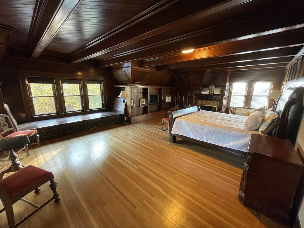 Offutt Manor photo 43