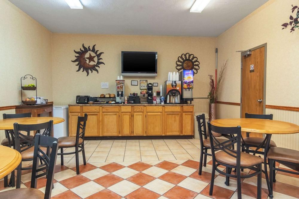Econo Lodge Kent - Akron West photo 21