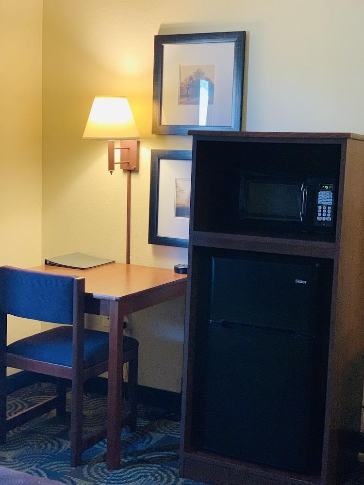 AmericInn by Wyndham Kewanee photo 29