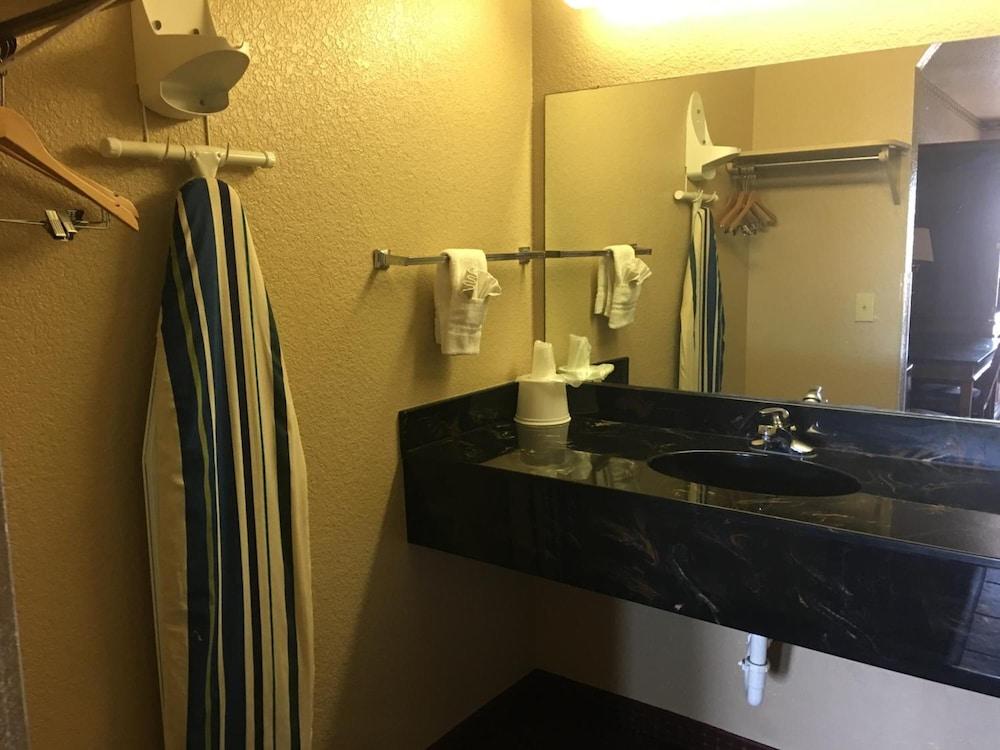 Day N Night Inn photo 25