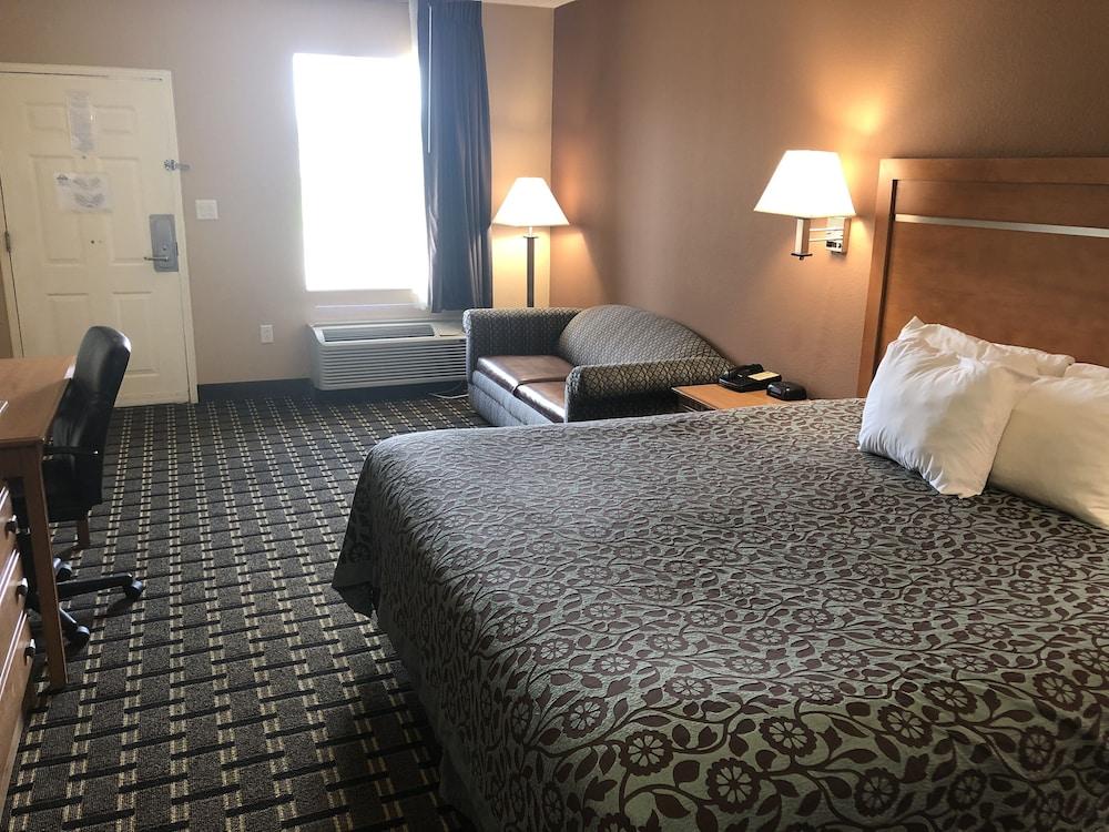Days Inn by Wyndham Columbus photo 33