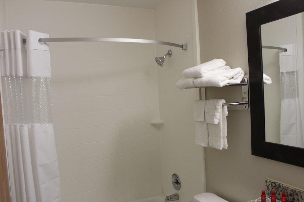 Ramada by Wyndham Cedar Rapids South photo 18