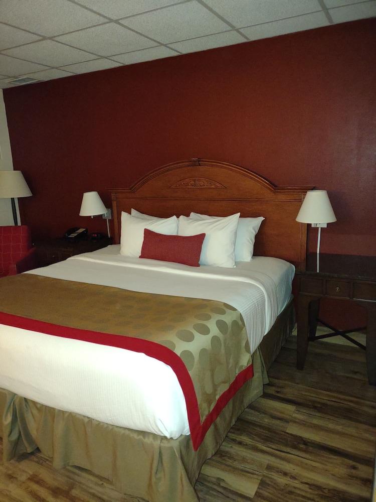 Ramada by Wyndham Albert Lea photo 35