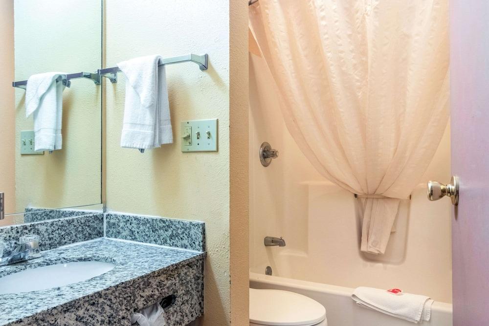 Econo Lodge Kent - Akron West photo 14