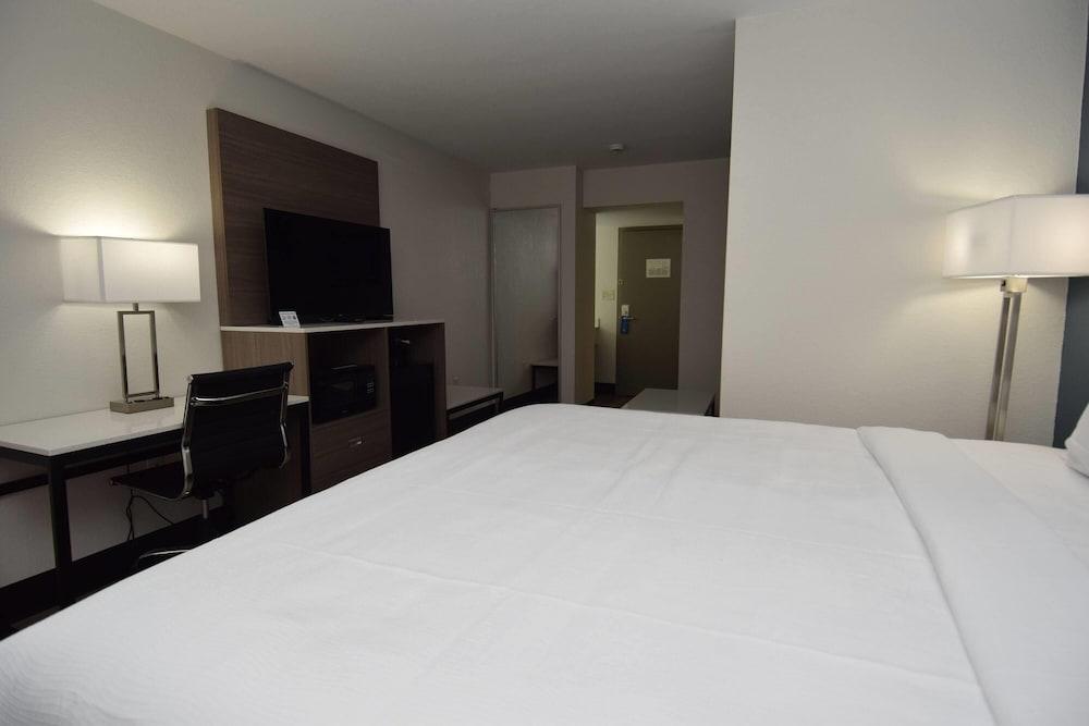 Baymont by Wyndham Batavia - Darien Lake photo 6