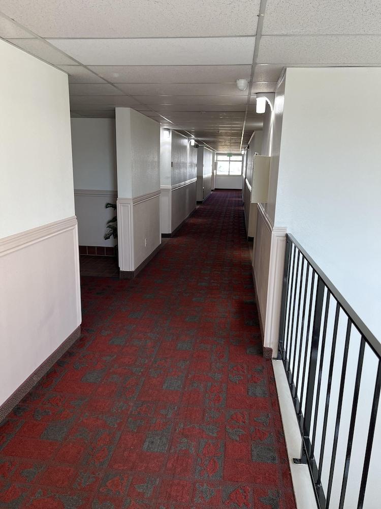 Days Inn by Wyndham Lake Point photo 2
