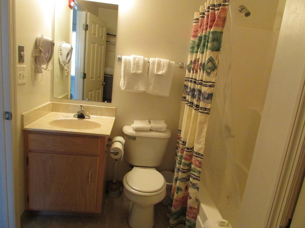 Douglas Inn & Suites photo 6