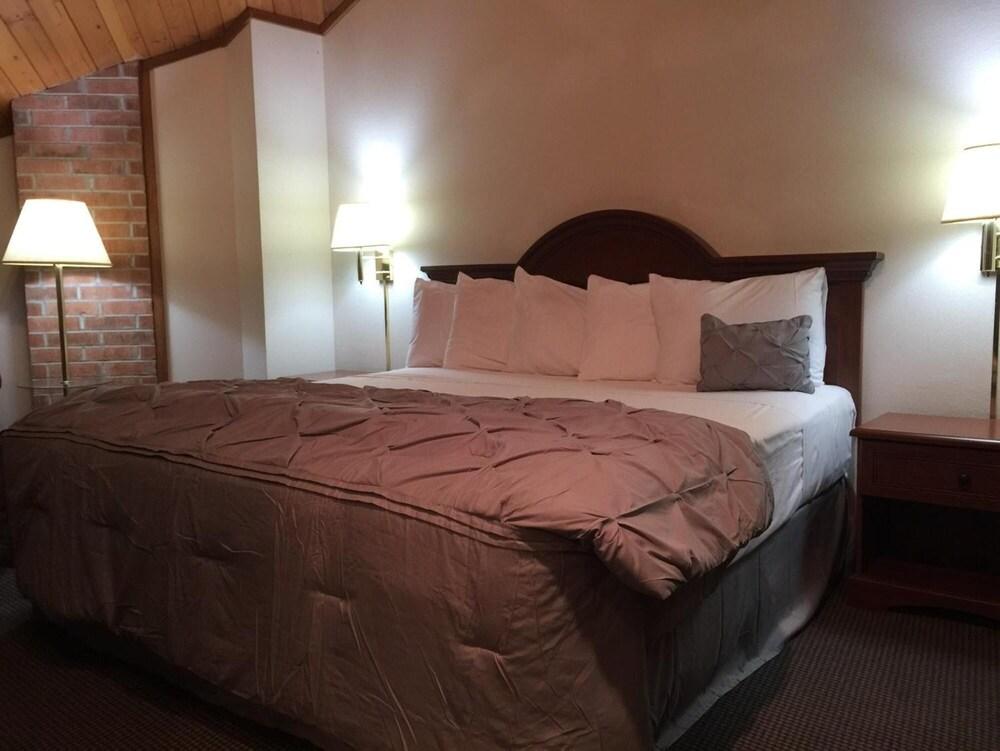 Capital O Amerihost Inn and Suites Fulton Hwy 54 MO photo 13