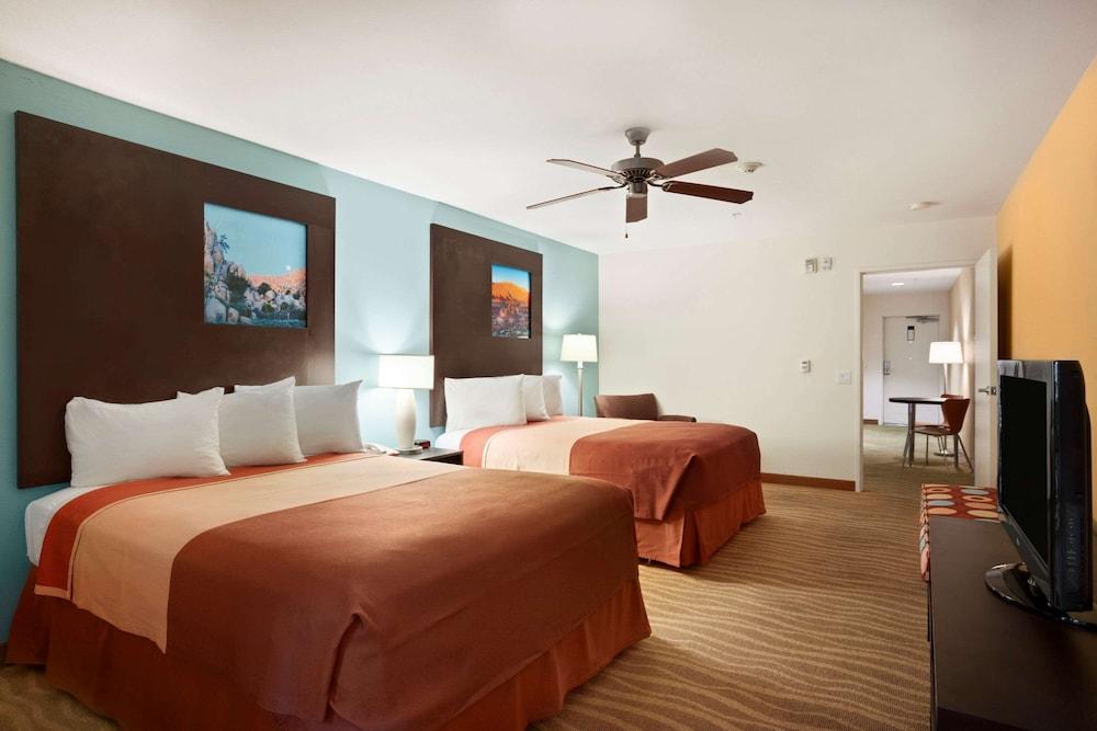 Super 8 by Wyndham Indio photo 14