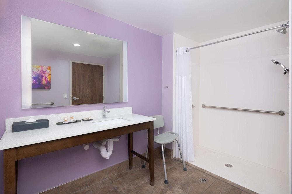 La Quinta Inn & Suites by Wyndham Perry photo 10