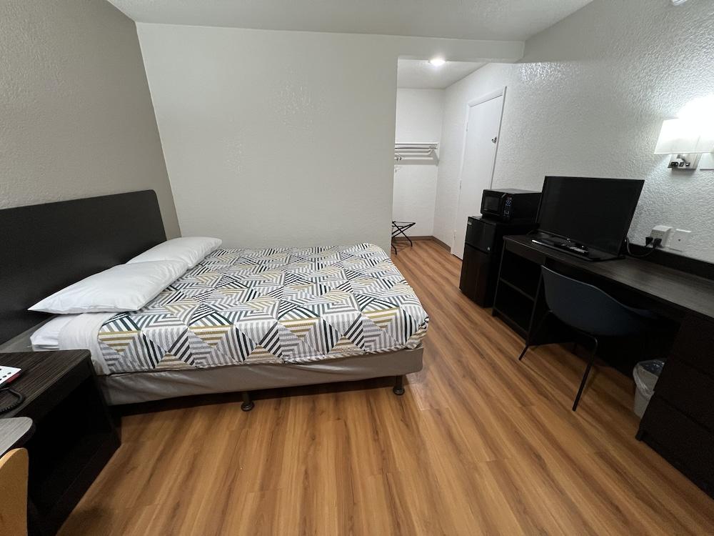 Motel 6 Longview, TX photo 15