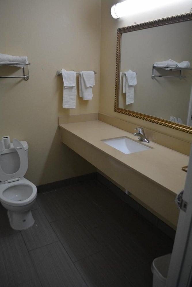 Downtowner Inns photo 32