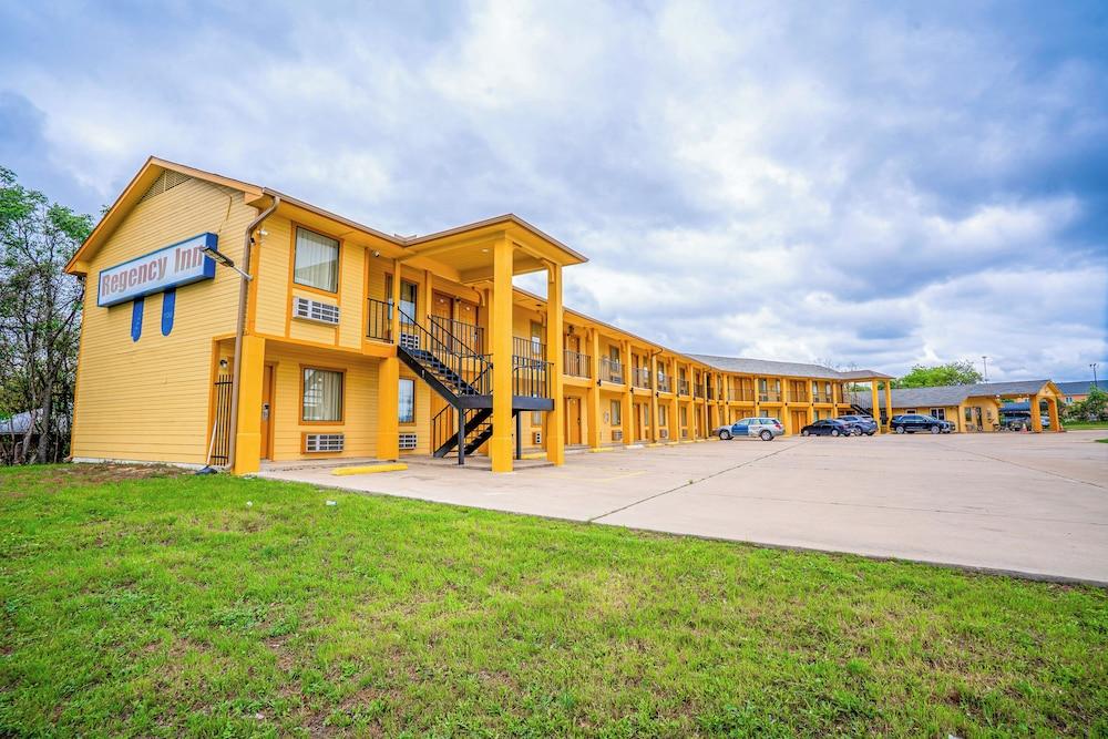Regency Inn By OYO Rockdale TX photo 46