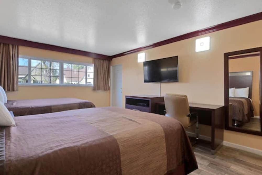 America's Deluxe Inn photo 21