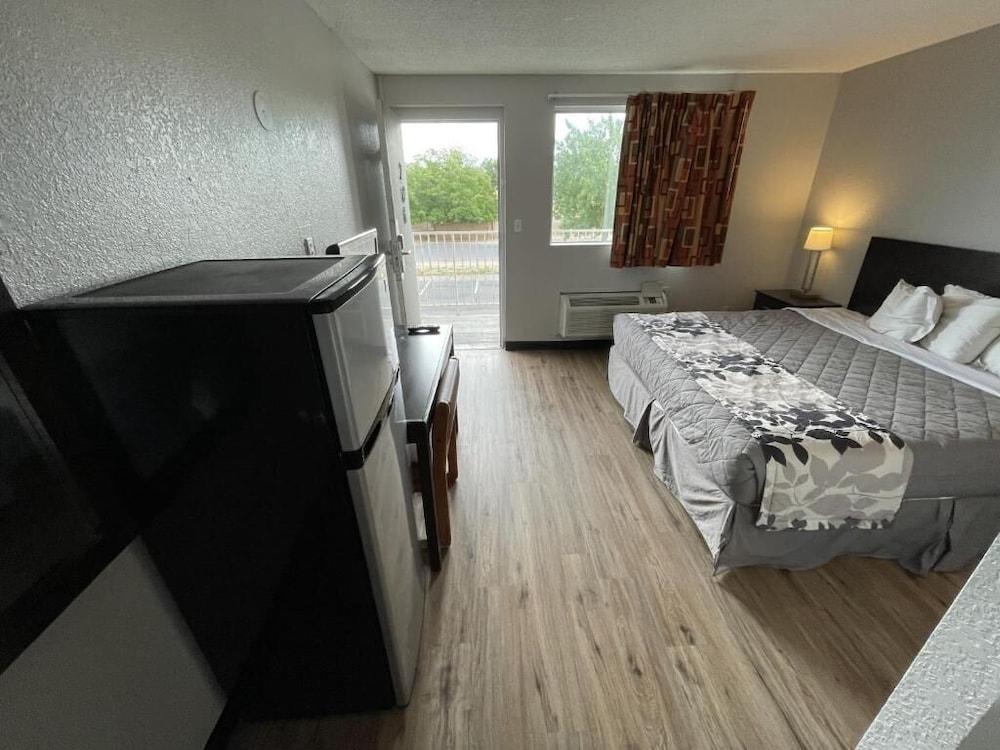 Rodeway Inn Albuquerque West photo 13