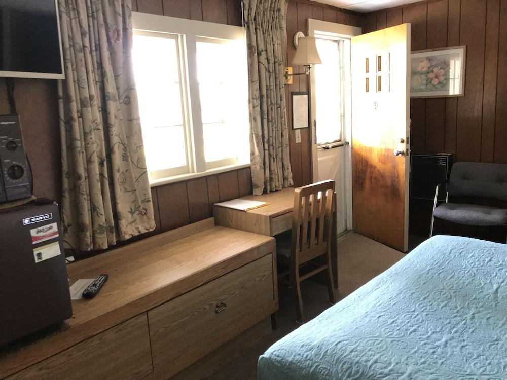 Chamber Lane Motel photo 27
