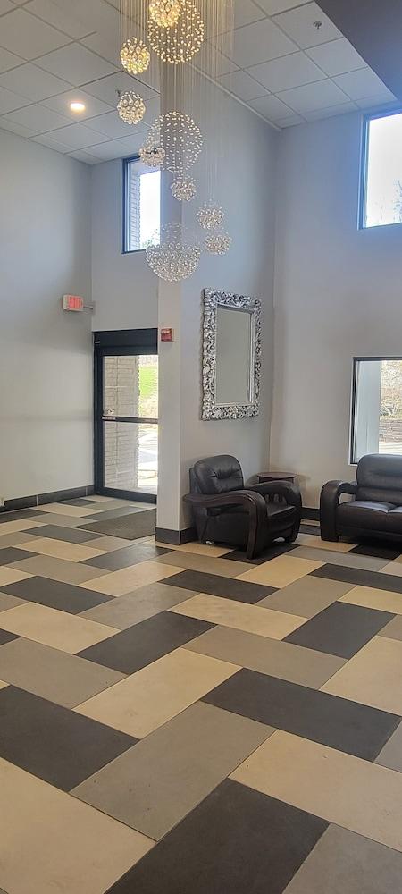 The Royal Inn & Suites photo 3