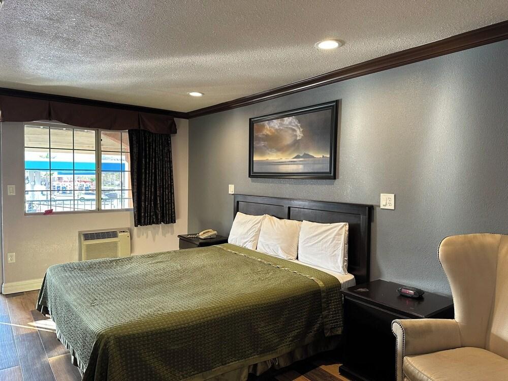 Corona Inn photo 16