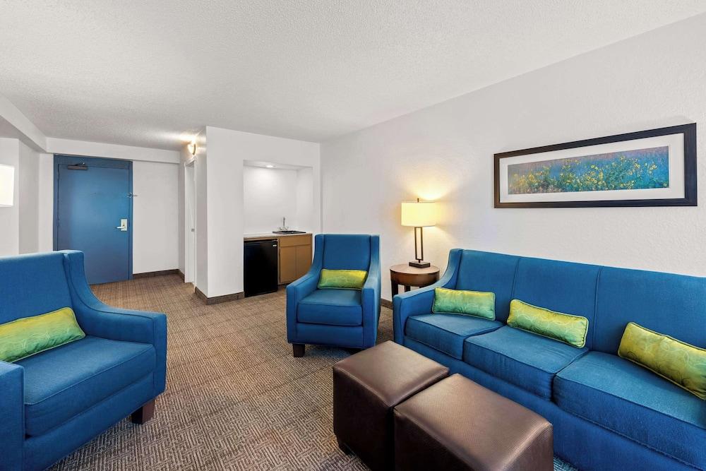 Comfort Inn & Suites Omaha Central photo 6