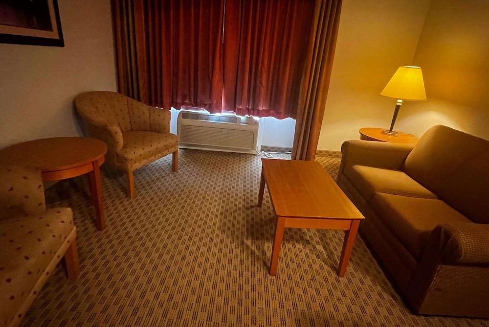 Baymont by Wyndham Brenham photo 31