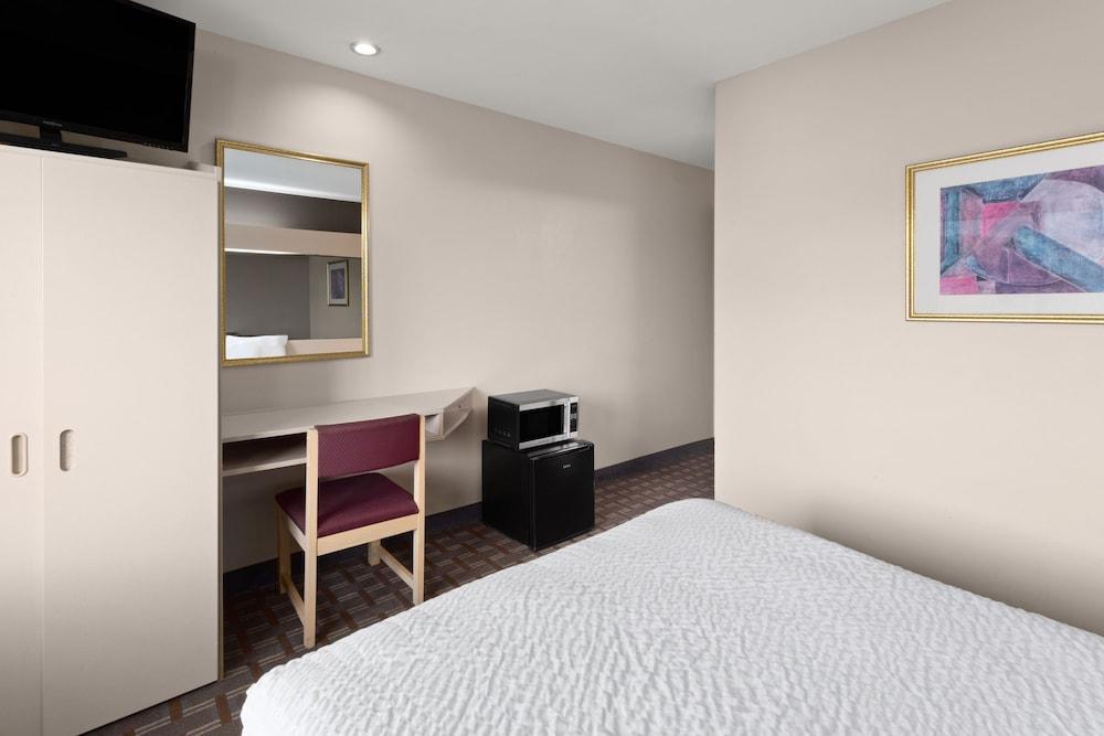 Americas Best Value Inn & Suites Racine photo 17