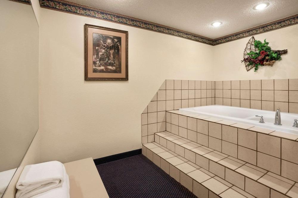 Travelodge by Wyndham Fort Scott photo 9