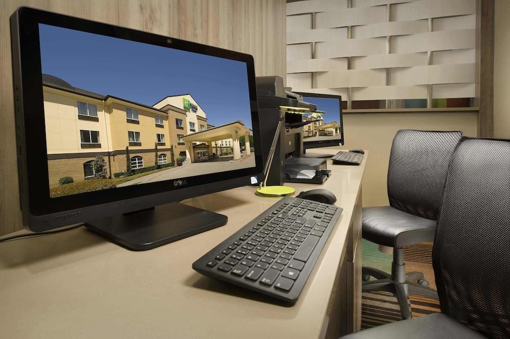 Holiday Inn Express & Suites DFW - Grapevine by IHG photo 9