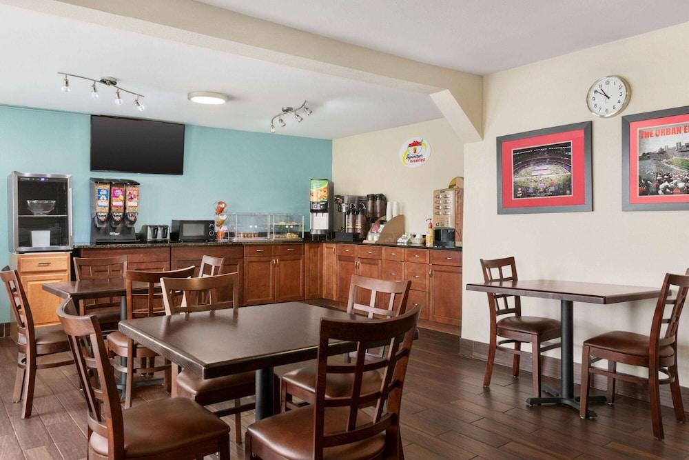 Super 8 by Wyndham Findlay photo 1