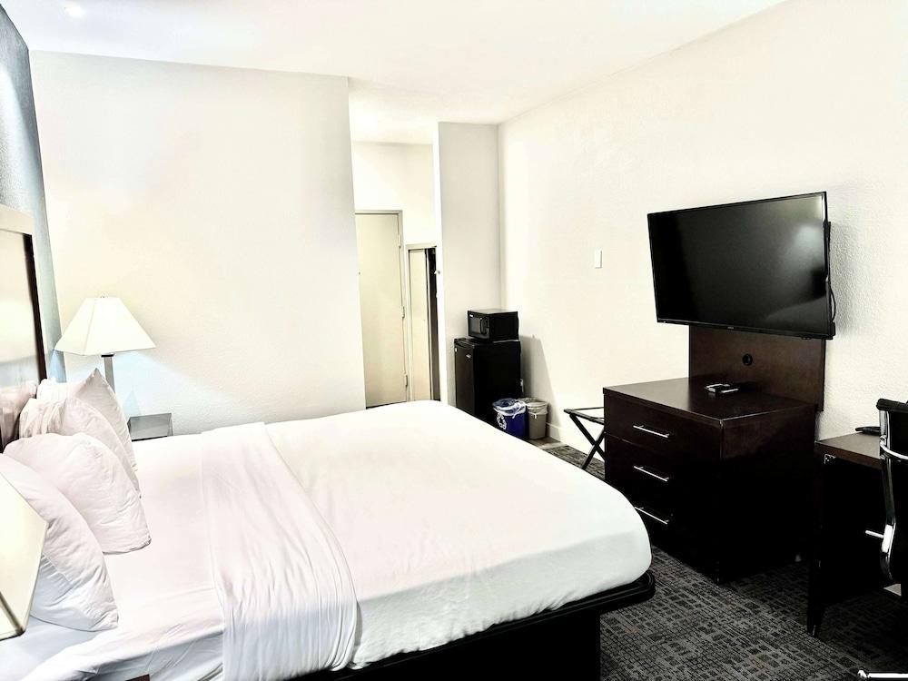 Baymont by Wyndham Richmond I-70 photo 12