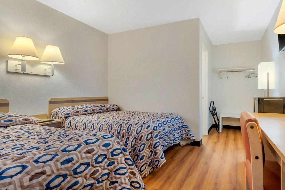 Rodeway Inn photo 15