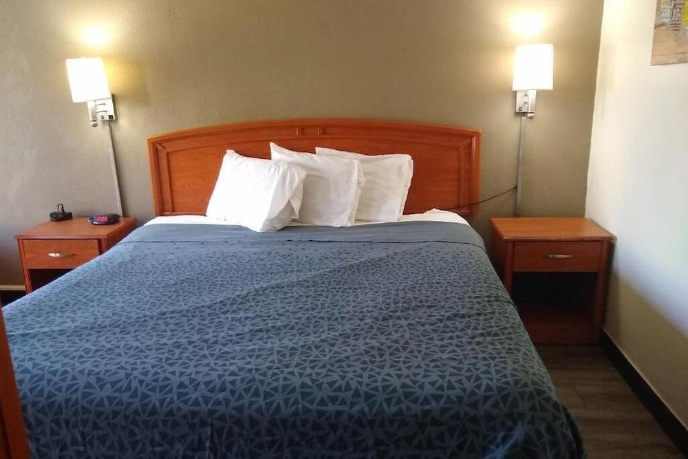 Rodeway Inn photo 9