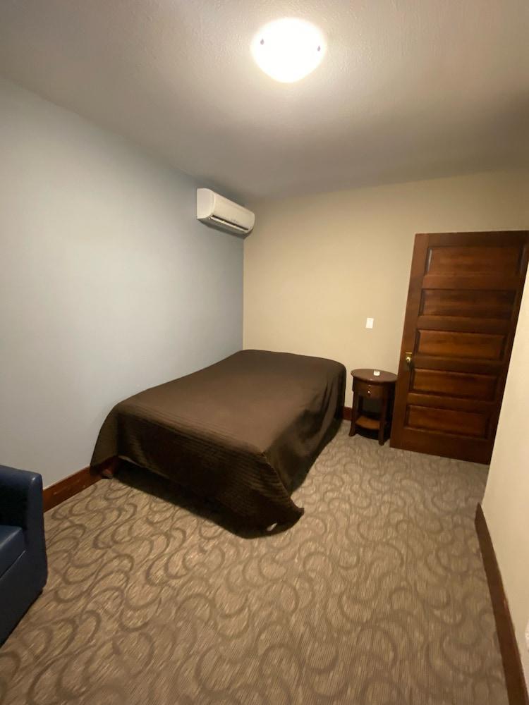 Burge Hotel photo 12