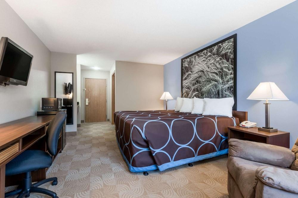 Super 8 by Wyndham Beloit KS photo 6
