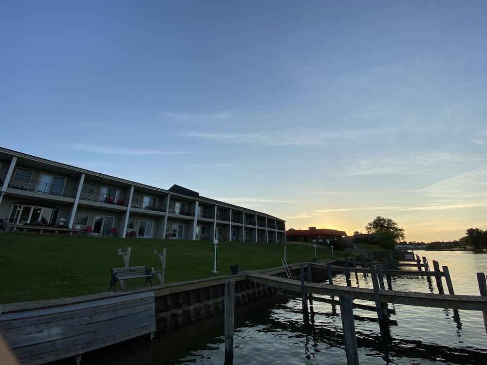 Fleetwood Inn & Suites photo 19