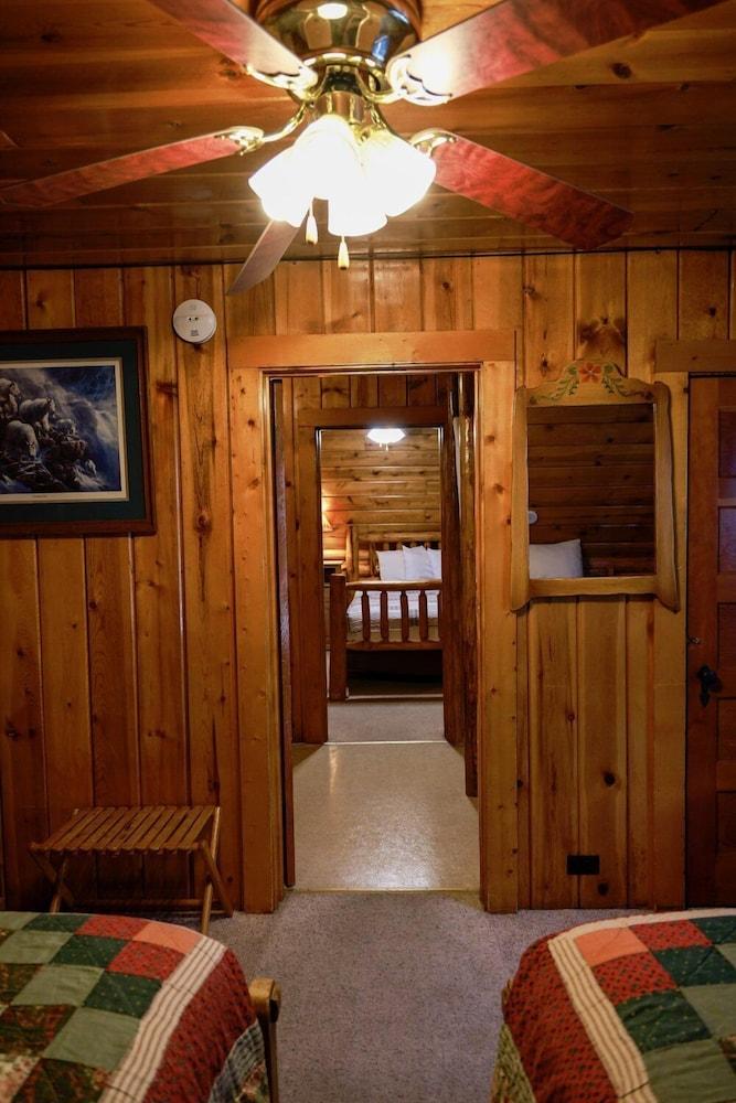 Twin Pines Lodge & Cabins photo 11