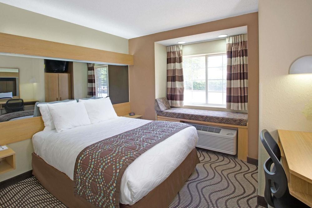 Microtel Inn by Wyndham Charlotte/University Place photo 4
