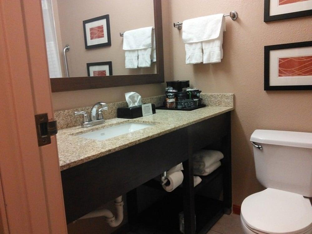 Quality Inn I-70 Near Kansas Speedway photo 26